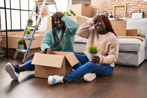 Twee Afrikaanse Vrouwen Verhuizen Naar Een Nieuw Huis Vloer Gestrest — Stockfoto