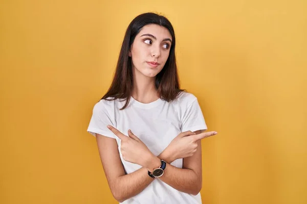 Young Beautiful Woman Standing Yellow Background Pointing Both Sides Fingers — Stock Photo, Image