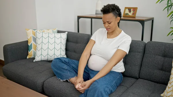 Junge Schwangere Frau Massiert Füße Sitzend Auf Sofa Hause — Stockfoto