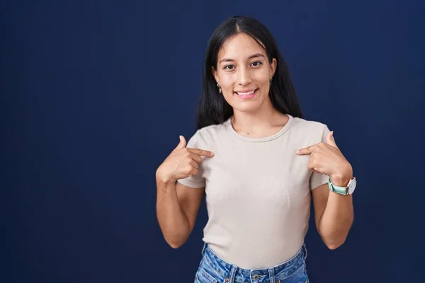 Junge Hispanische Frau Die Vor Blauem Hintergrund Steht Und Selbstbewusst — Stockfoto