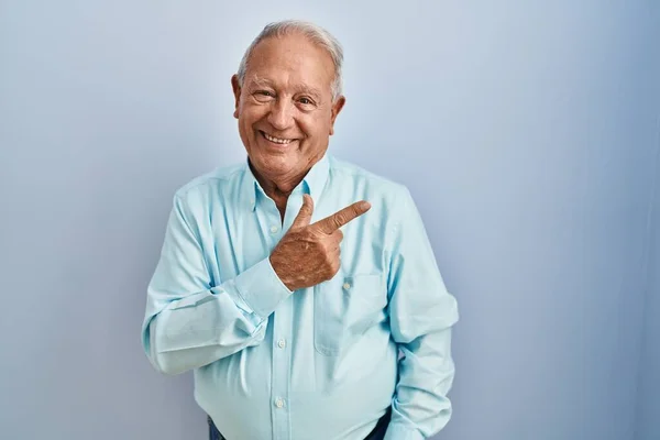 Älterer Mann Mit Grauen Haaren Vor Blauem Hintergrund Fröhlich Mit — Stockfoto