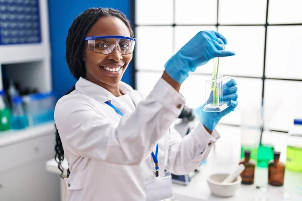 科学者の制服を着たアフリカ系アメリカ人女性液体実験室 — ストック写真