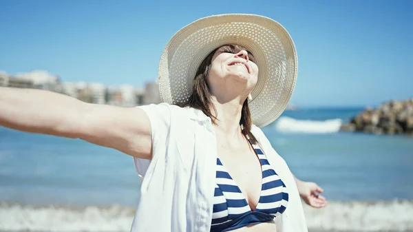 Mulher Hispânica Meia Idade Turista Com Braços Abertos Praia — Fotografia de Stock
