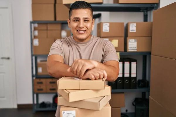 Młody Latynos Człowiek Commerce Pracownik Opierając Się Pakietach Biurze — Zdjęcie stockowe