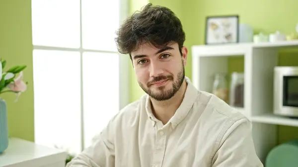 Νεαρός Ισπανός Άντρας Χαμογελάει Αυτοπεποίθηση Καθισμένος Στο Τραπέζι Στην Τραπεζαρία — Φωτογραφία Αρχείου