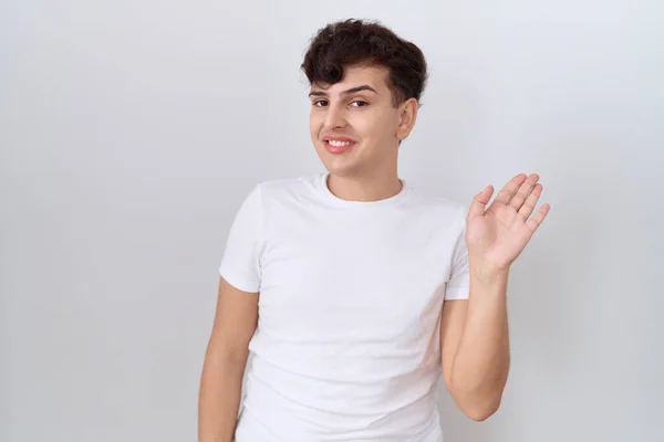 Mladý Nebinární Muž Neformální Bílé Tričko Vzdávající Pozdravu Šťastný Usmívající — Stock fotografie