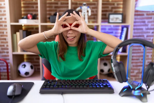 Middelbare Chinese Vrouw Draagt Een Virtual Reality Bril Doet Een — Stockfoto