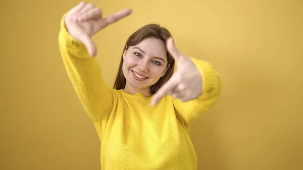 Joven Mujer Rubia Sonriendo Confiada Haciendo Gesto Fotográfico Con Las — Foto de Stock