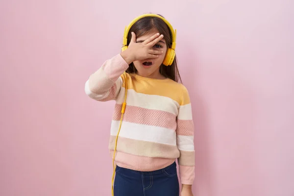 Маленькая Латиноамериканка Слушает Музыку Помощью Наушников Подглядывая Шокирующие Закрывающие Лицо — стоковое фото