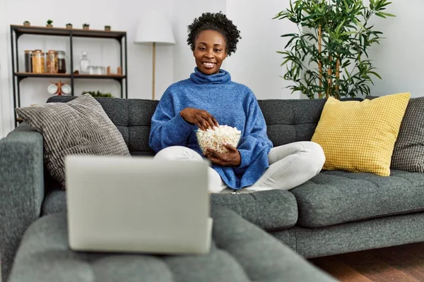 Afričanky Americká Žena Sleduje Film Sedí Pohovce Doma — Stock fotografie
