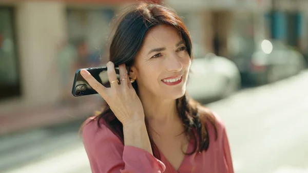 Middle Age Hispanic Woman Smiling Confident Listening Audio Message Smartphone — Stock Photo, Image