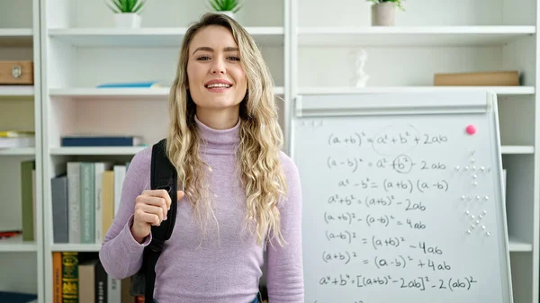 Jonge Blonde Vrouw Student Glimlachen Zelfverzekerd Dragen Rugzak Klas — Stockfoto