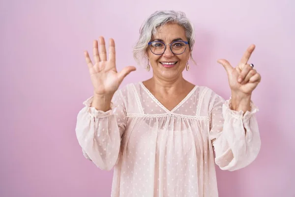 Middle Age Woman Grey Hair Standing Pink Background Showing Pointing — Fotografia de Stock