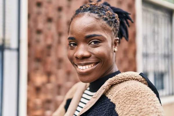 Africano Americano Mulher Sorrindo Confiante Rua — Fotografia de Stock