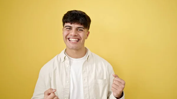 Joven Hombre Hispano Sonriendo Confiado Pie Con Expresión Ganadora Sobre —  Fotos de Stock