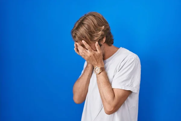 Homem Meia Idade Sobre Fundo Azul Com Expressão Triste Cobrindo — Fotografia de Stock