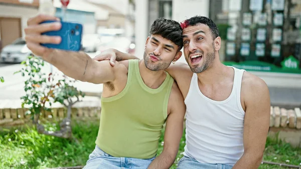Due Uomini Coppia Sorridente Fiducioso Fare Selfie Smartphone Parco — Foto Stock