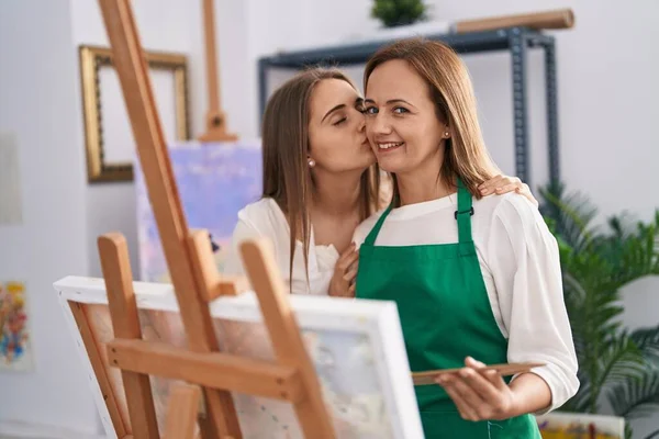 Two Women Artists Drawing Kissing Art Studio — Stockfoto