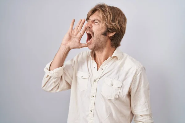 中年の男が孤立した背景に立って大声で叫び 口の上に手で横に大声で叫ぶ コミュニケーションの概念 — ストック写真