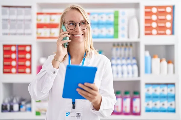 Young Blonde Woman Pharmacist Using Touchpad Talking Smartphone Pharmacy — 스톡 사진