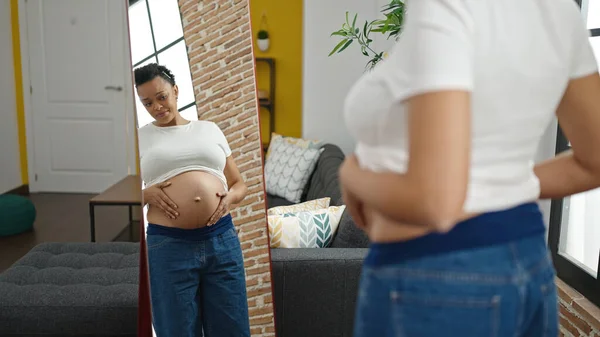 Ung Gravid Kvinna Tittar Magen Spegeln Hemma — Stockfoto