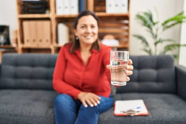 Middle Age Hispanic Woman Psychologist Offering Glass Water Psychology Center — Stok fotoğraf