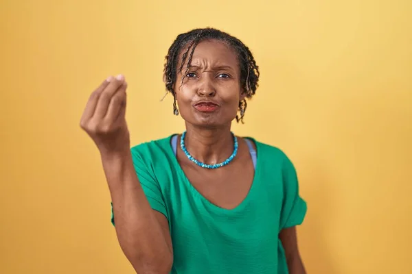 Mujer Africana Con Rastas Pie Sobre Fondo Amarillo Haciendo Gesto — Foto de Stock