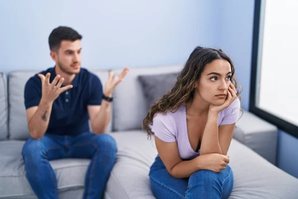 Young Hispanic Couple Arguing Sitting Sofa Home — Stockfoto