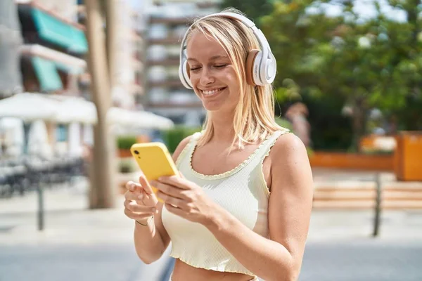 Young Blonde Woman Smiling Confident Listening Music Park — ストック写真