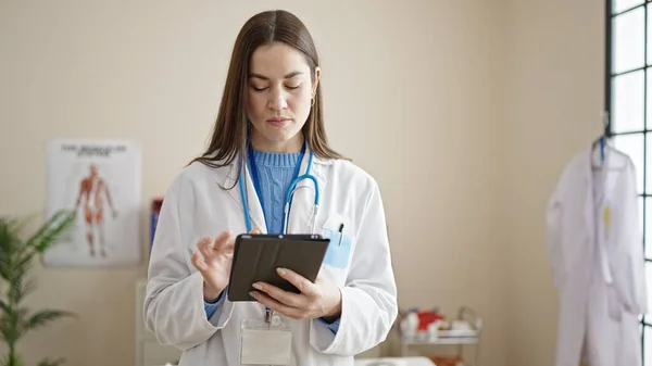 Νεαρή Καυκάσια Γυναίκα Γιατρός Χρησιμοποιώντας Touchpad Στην Κλινική — Φωτογραφία Αρχείου