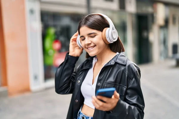 Jeune Belle Femme Hispanique Souriant Confiant Écouter Musique Dans Rue — Photo