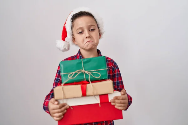 Petit Garçon Hispanique Portant Chapeau Noël Tenant Des Cadeaux Déprimés — Photo