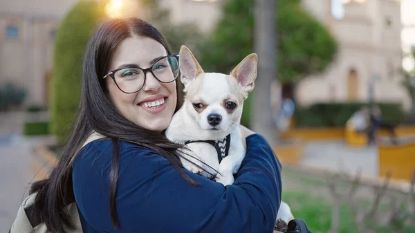 Mujer Hispana Joven Con Perro Chihuahua Vistiendo Mochila Sonriendo Juntos — Foto de Stock