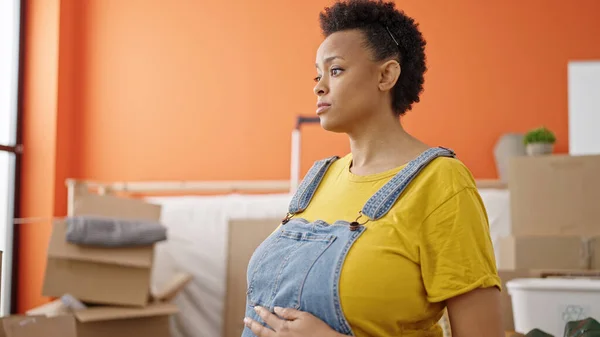 Jonge Zwangere Vrouw Aanraken Buik Met Ontspannen Uitdrukking Nieuw Huis — Stockfoto