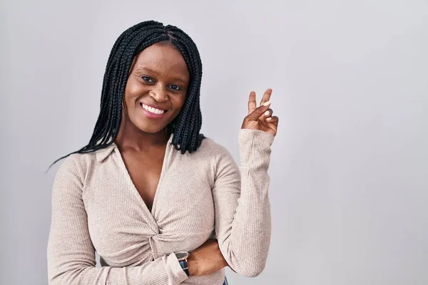 Afrikanerin Mit Zöpfen Die Vor Weißem Hintergrund Steht Lächelt Mit — Stockfoto