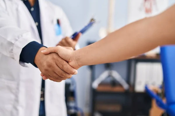 Young Latin Man Pysiotherapist Shake Hand Patient Rehab Clinic — Stockfoto