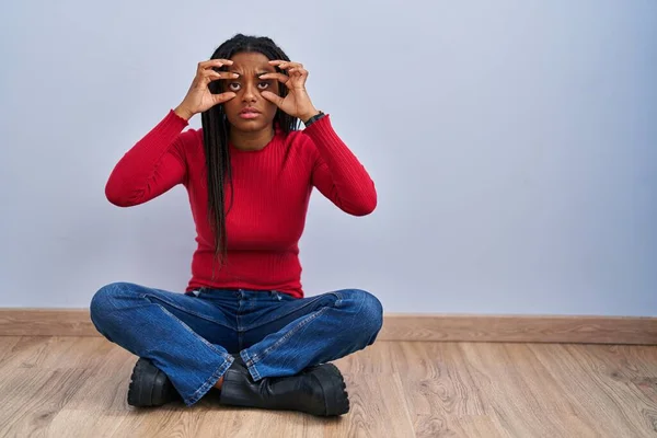Молодой Африканский Американец Косичками Сидит Полу Дома Пытаясь Открыть Глаза — стоковое фото