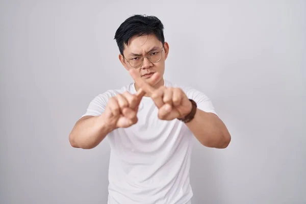 Jovem Asiático Homem Sobre Branco Fundo Rejeição Expressão Cruzando Dedos — Fotografia de Stock