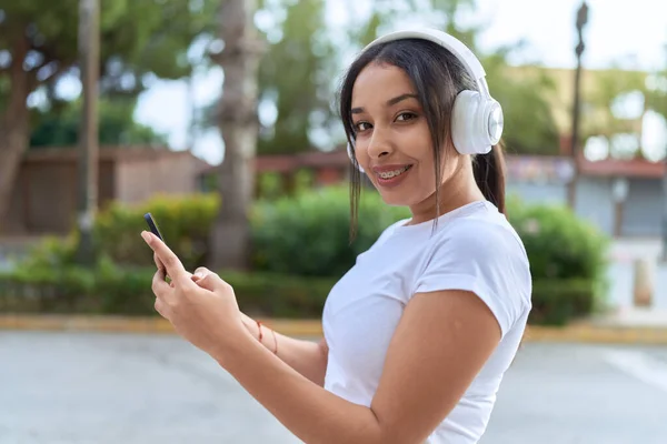 Mujer Árabe Joven Escuchando Música Calle — Foto de Stock