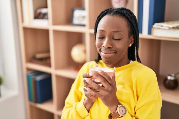 African American Woman Drinking Coffee Sitting Table Home — Zdjęcie stockowe