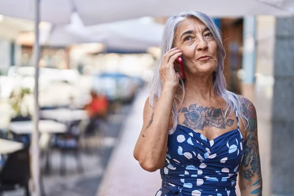 Orta Yaşlı Kır Saçlı Gülümseyen Kendine Güvenen Bir Kadın Caddedeki — Stok fotoğraf
