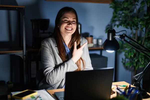 Joven Morena Trabajando Oficina Por Noche Alegre Con Una Sonrisa —  Fotos de Stock