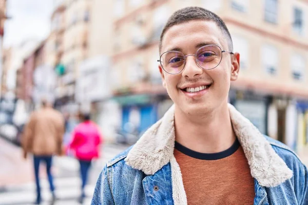 Junger Hispanischer Mann Lächelt Selbstbewusst Auf Der Straße — Stockfoto