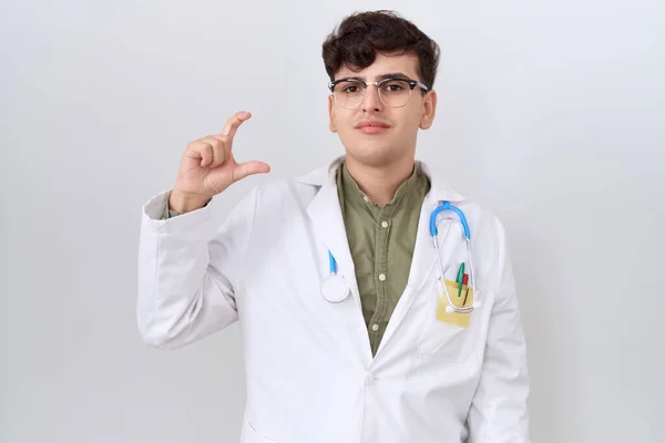 Jonge Niet Binaire Man Doktersuniform Stethoscoop Glimlachend Zelfverzekerd Gebaar Met — Stockfoto