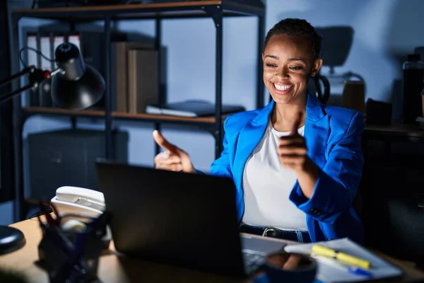 夜にオフィスで働く美しいアフリカ系アメリカ人女性は 手で積極的なジェスチャーを行うことを承認し 親指を上げて笑顔と成功のために幸せ 勝者のジェスチャー — ストック写真