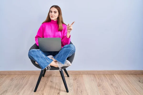 Ung Latinamerikansk Flicka Som Arbetar Med Dator Laptop Pekar Med — Stockfoto