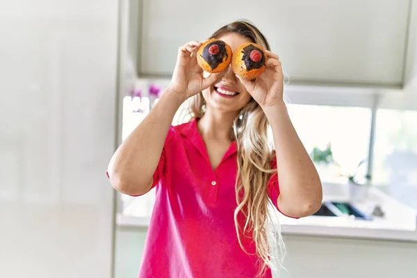 Young Woman Smiling Confident Holding Cupcakes Eyes Kitchen — Fotografia de Stock