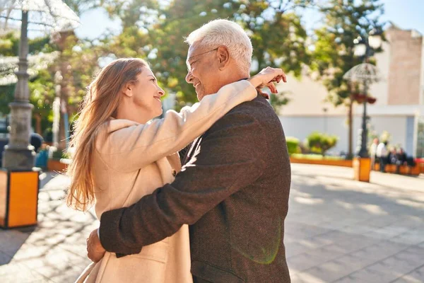Μεσήλικας Άντρας Και Γυναίκα Αγκαλιάζονται Όρθιοι Στο Πάρκο — Φωτογραφία Αρχείου
