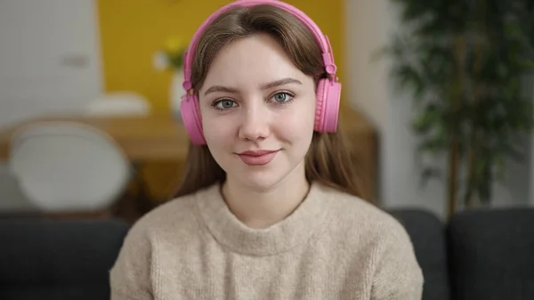 Junge Blonde Frau Hört Musik Hause Auf Dem Sofa — Stockfoto