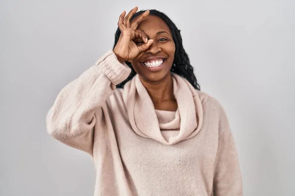 Afrikaanse Vrouw Staan Witte Achtergrond Doen Gebaar Met Hand Glimlachen — Stockfoto